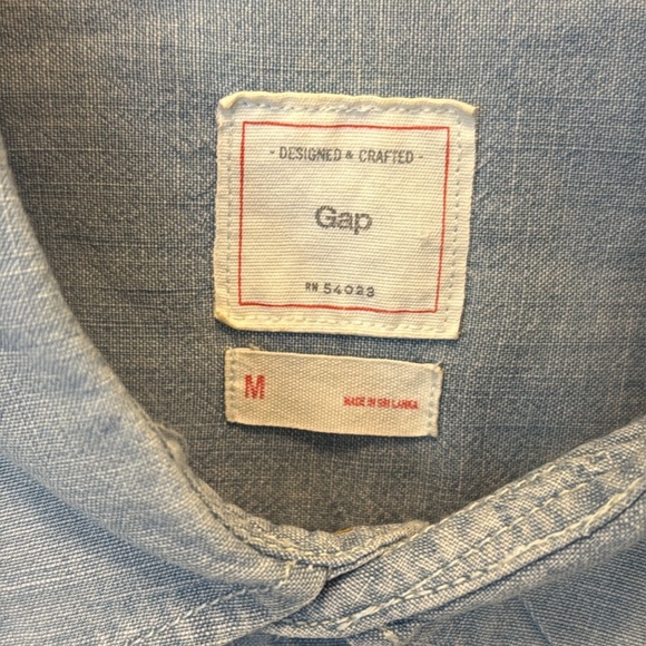 GAP Men’s Chambray Button Down Short Sleeve Shirt - Picture 2 of 9